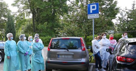 Koronawirus w Kaliszu. Protest przed bramą DPS-u