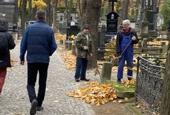 Wszystkich Świętych. Sanepid apeluje: na cmentarze w maseczkach