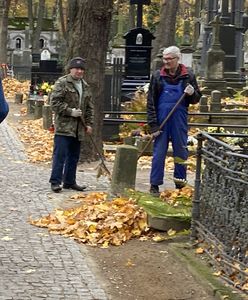 Wszystkich Świętych. Sanepid apeluje: na cmentarze w maseczkach