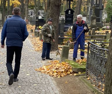 Wszystkich Świętych. Sanepid apeluje: na cmentarze w maseczkach