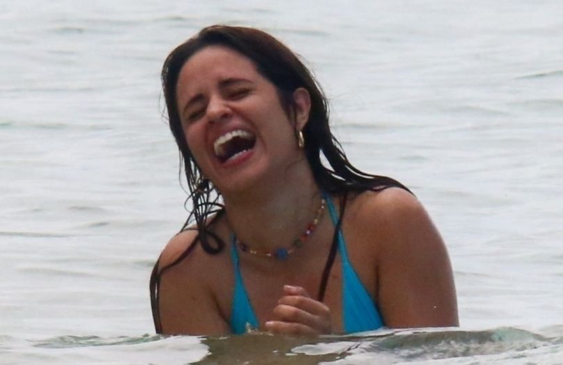 Camilla Cabello dokazuje na plaży w turkusowym bikini