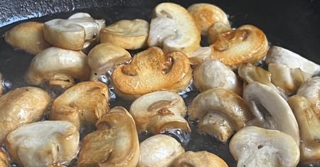 Dodaję kilka kropel. Dzięki temu pieczarki nie ciemnieją podczas smażenia