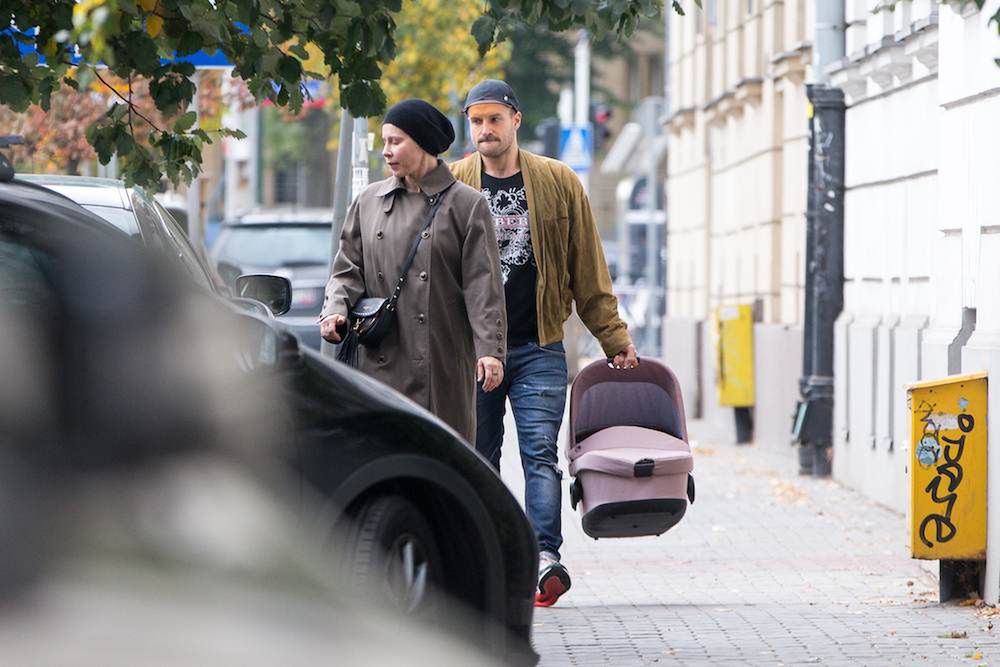 Kasia Warnke i Piotr Stramowski na spacerze z córką