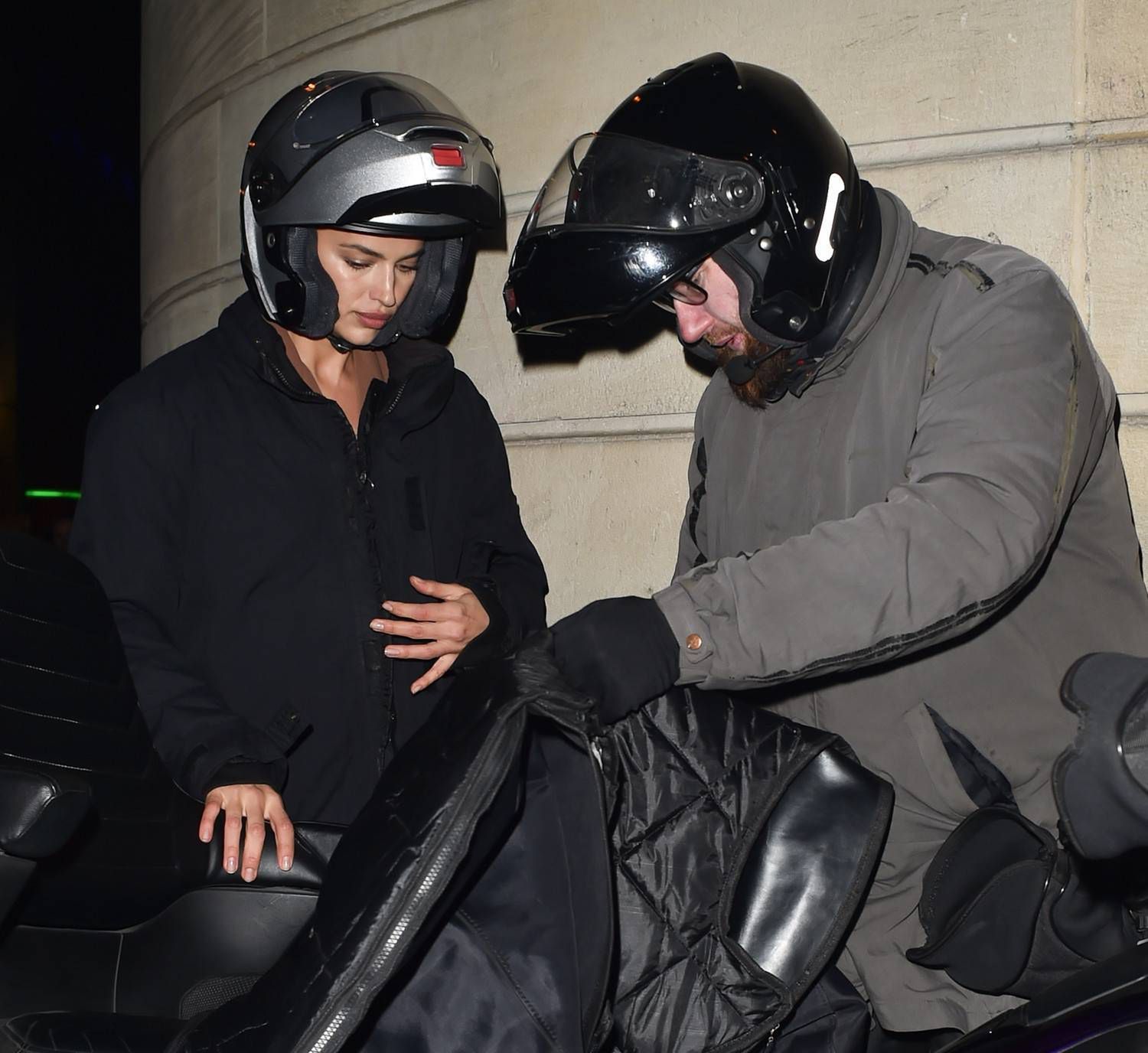 Irina Shayk z kaskiem na głowie