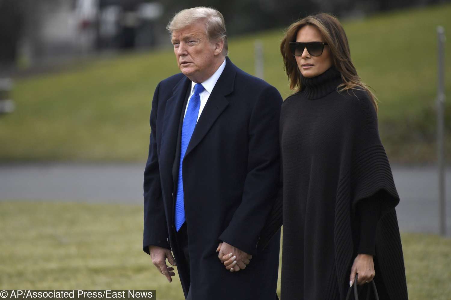 Melania Trump i Donald Trump w drodze do samolotu