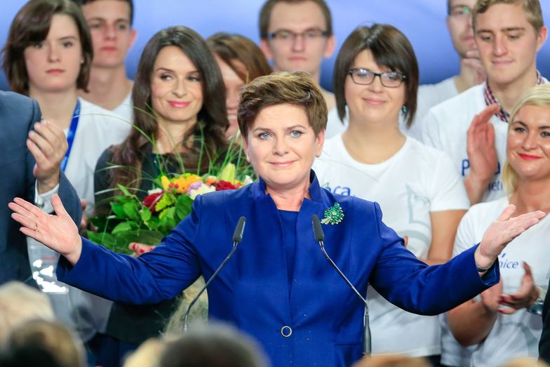 Obietnice wyborcze PiS: Polacy coraz bardziej sceptyczni. Politolog: skończył się miesiąc miodowy
