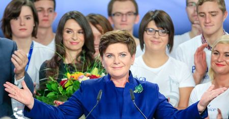 Obietnice wyborcze PiS: Polacy coraz bardziej sceptyczni. Politolog: skończył się miesiąc miodowy