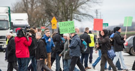 Droga krajowa nr 8 zablokowana. "Zbyt wiele nas tu ginie"