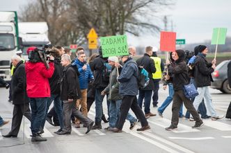 Droga krajowa nr 8 zablokowana. "Zbyt wiele nas tu ginie"