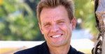 Michael Biehn i Jennifer Blanc w chacie w środku lasu