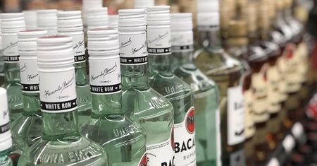 Wszedł do sklepu z nożem w ręku i zastraszył ekspedientkę. Ukradł dwie butelki alkoholu