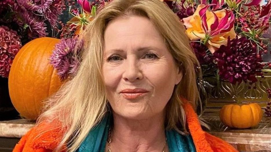 Grażyna Szapołowska zapozowała do zdjęcia w pomarańczowym płaszczu 
