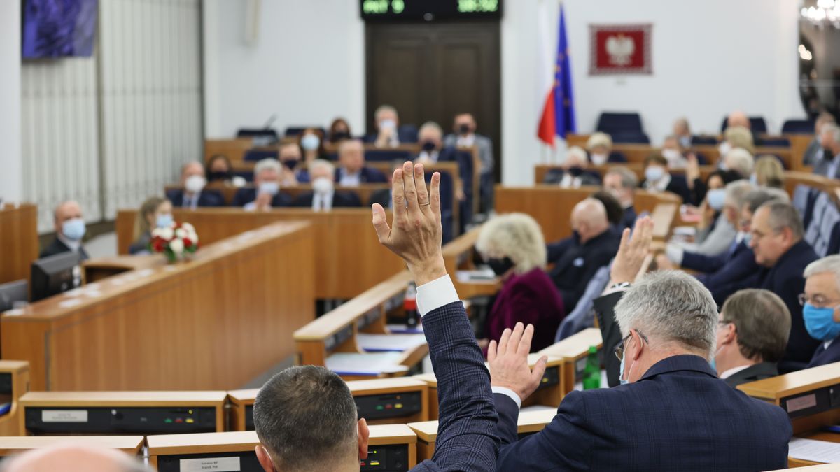 Senatorowie w trakcie posiedzenia, nad którym debatowano o powołaniu komisji nadzwyczajnej