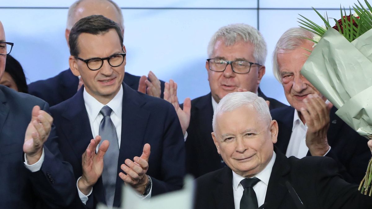 Warszawa, 15.10.2023. Wybory parlamentarne 2023. Prezes PiS Jarosław Kaczyński (C), europoseł PiS Beata Szydło (P) oraz premier Mateusz Morawiecki (2L) podczas wieczoru wyborczego w sztabie wyborczym Prawa i Sprawiedliwości w Warszawie, 15 bm. Zakończyły się wybory parlamentarne. W wyborach Polacy wybrali 460 posłów i 100 senatorów. (amb) PAP/Paweł Supernak ***Okres prawa użycia zdjęcia przedłużony do 14 stycznia 2024 r. dla wszystkich odbiorców CSF PAP***