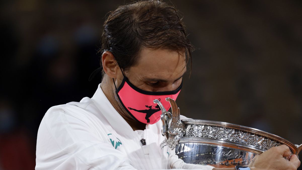 Zdjęcie okładkowe artykułu: PAP/EPA / YOAN VALAT / Na zdjęciu: Rafael Nadal, mistrz Roland Garros 2020