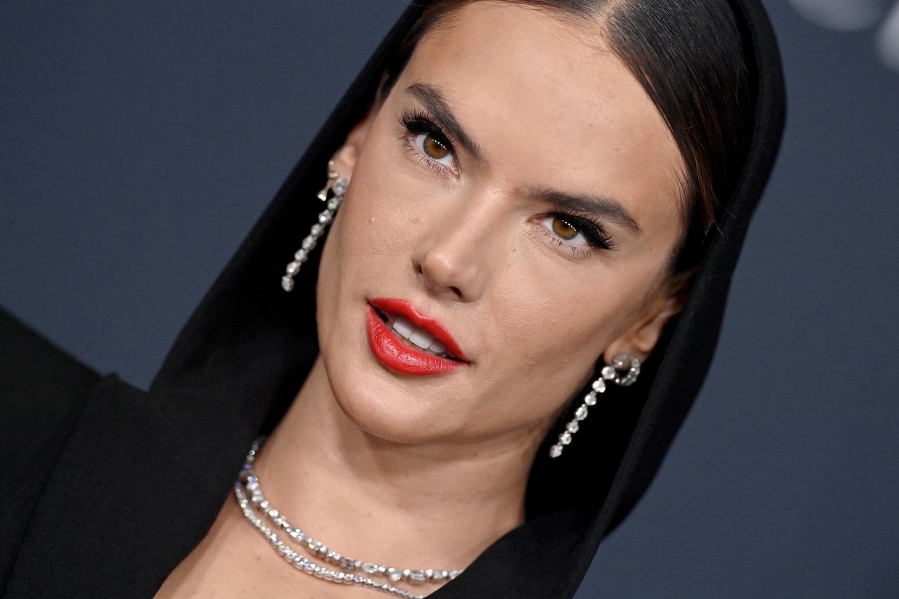 Kocica na czerwonym dywanie. Alessandra Ambrosio zaliczyła trudną lekcję stylu