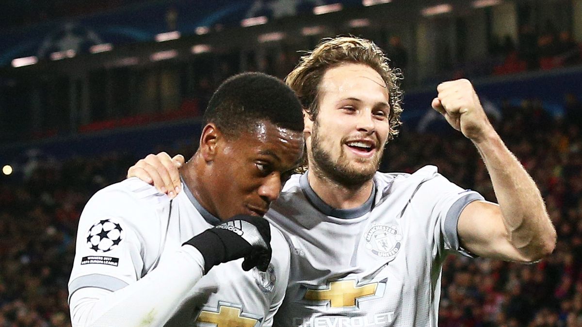 PAP/EPA / PAP/EPA/MAXIM SHIPENKOV / Na zdjęciu: Anthony Martial (z lewej) i Daley Blind (z prawej)