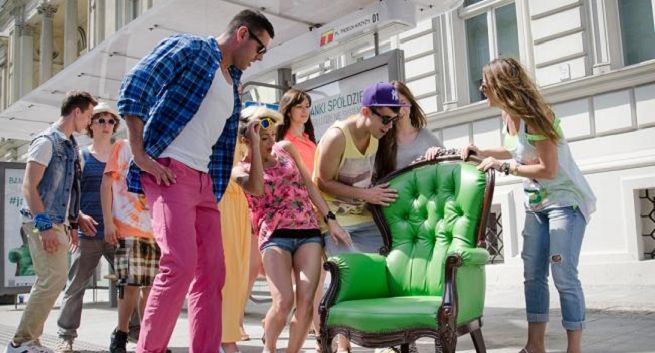 Vipowski zielony fotel znów reklamuje Banki Spółdzielcze (zobacz wideo)