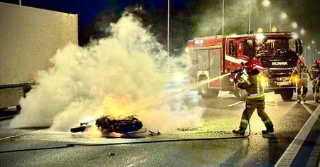 Zielonka: Sezon motocyklowy jednak się nie skończył. Ścigacz spłonął na trasie S8