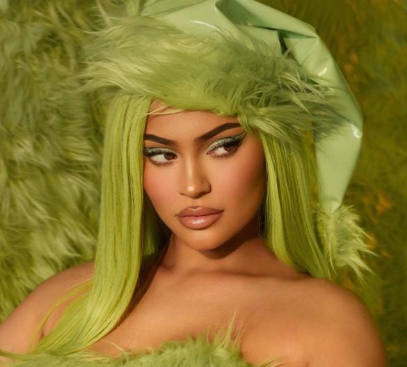 Kylie Jenner promuje świąteczną kolekcję swoich kosmetyków