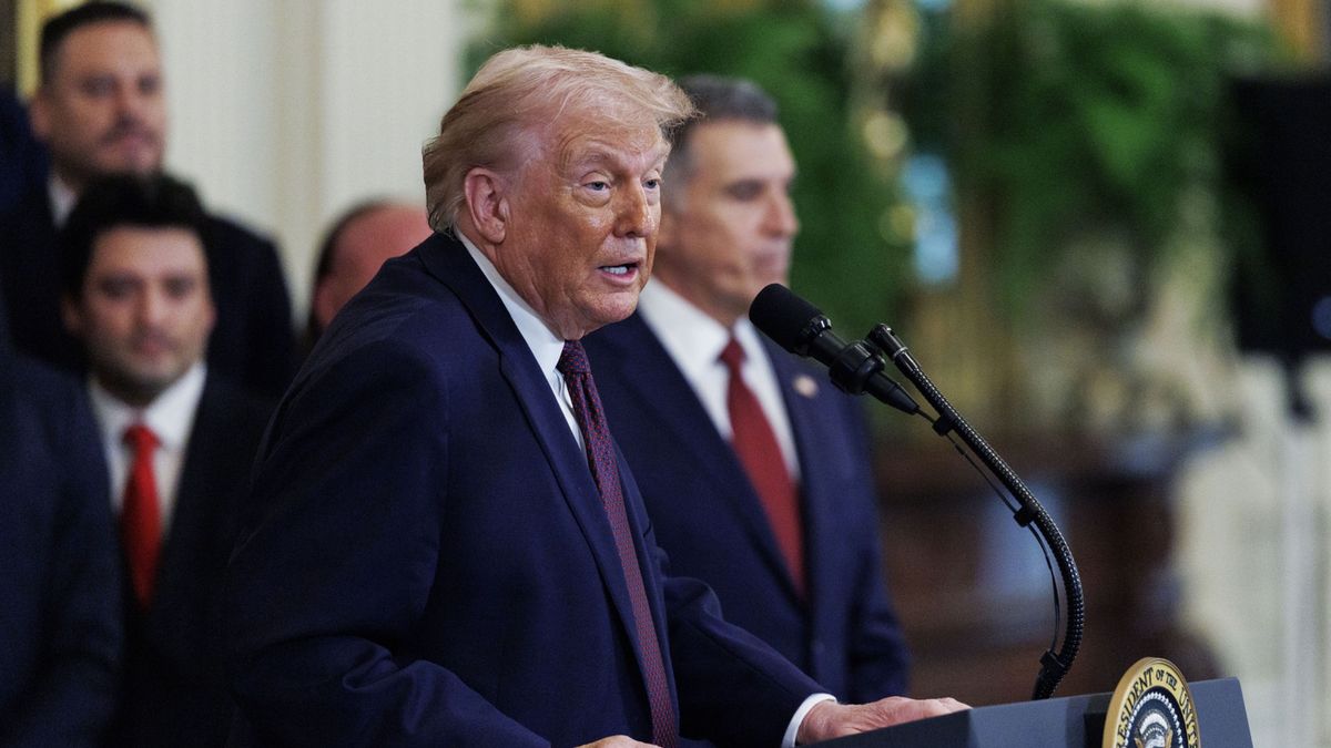 US President Trump honors the 2025 Stanley Cup Champions the Florida Panthers
epa12652406 US President Donald Trump speaks during an event honoring the 2025 Stanley Cup Champions, The Florida Panthers, in the East Room of the White House, in Washington, DC, USA, 15 January 2026.  EPA/WILL OLIVER 
Dostawca: PAP/EPA.
WILL OLIVER
Donald Trump, Stanley Cup, Ice, Sports