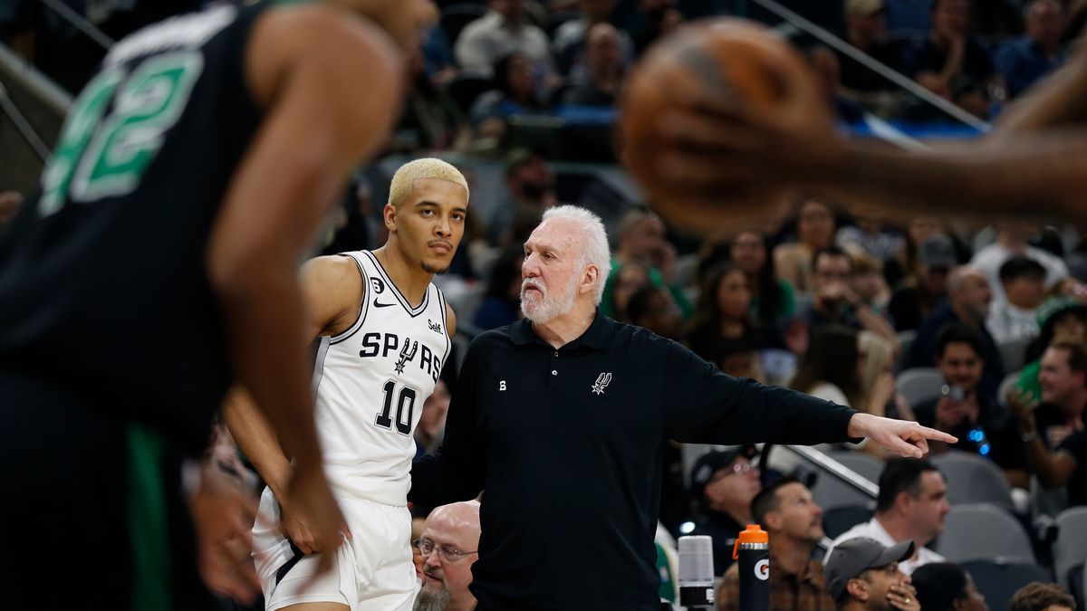 Trener Gregg Popovich i Jeremy Sochan