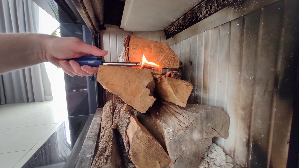 Polacy palą w starych piecach. Barierą są pieniądze