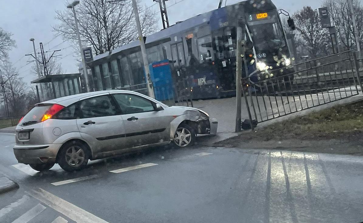 Wrocław. Wypadek na ul. Kosmonautów. Utrudnienia w ruchu