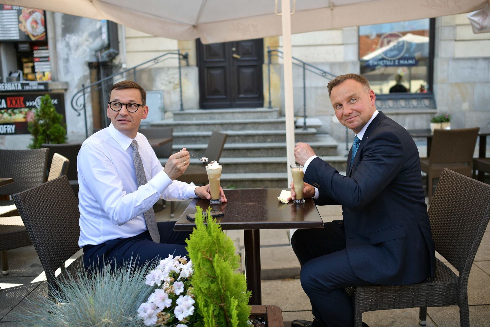 Andrzej Duda i Mateusz Morawiecki na lodach