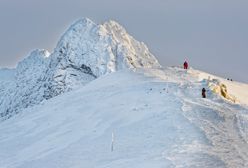 Turyści w górach zimą ryzykują. "Świadomość rośnie, ale nie jest idealnie"