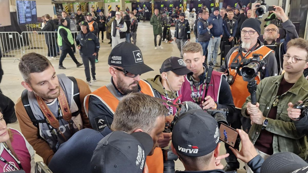WP SportoweFakty / Maciej Kmiecik / Na zdjęciu: Phil Morris ogląda powtórki kwalifikacji w Warszawie