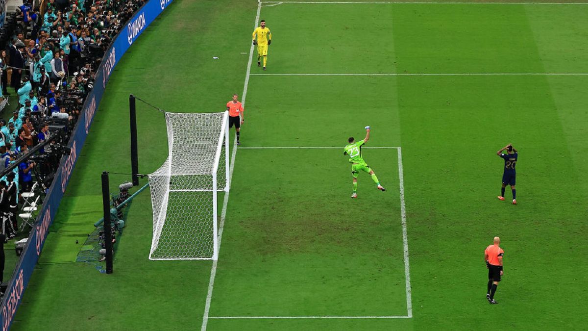 Getty Images / Buda Mendes / Na zdjęciu: Emiliano Martinez cieszy się po obronionym rzucie karnym