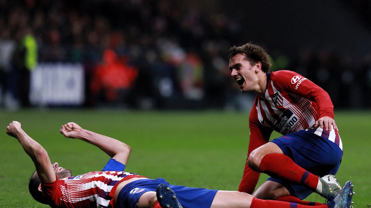 Getty Images / Gonzalo Arroyo Moreno / Leżący Diego Godin po zdobyciu gola. Obok Antoine Griezmann