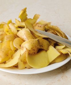 Skórka banana, obierki ziemniaków. Na pewno je wyrzucasz