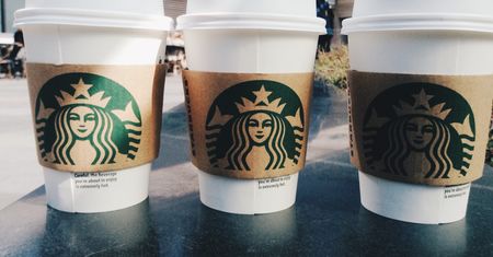 Zwyzywała baristę ze Starbucksa, teraz chce mu odebrać pieniądze. Żąda 50 tys. dolarów