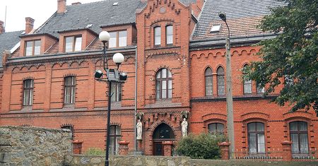 Skandal w Strzegomiu. Maryja zawisła na rusztowaniu