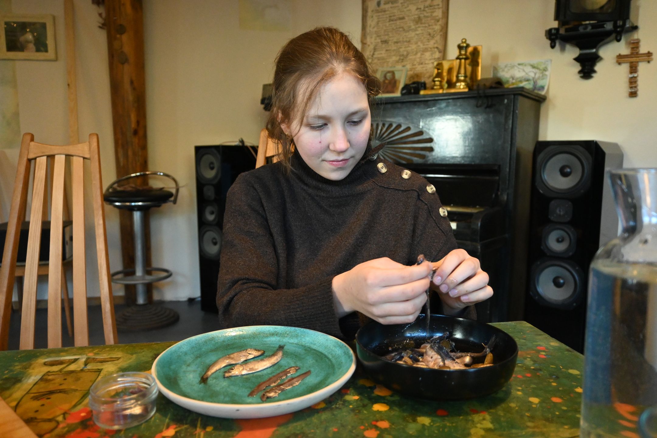 Honorata pokazuje, jak przygotowuje anchois