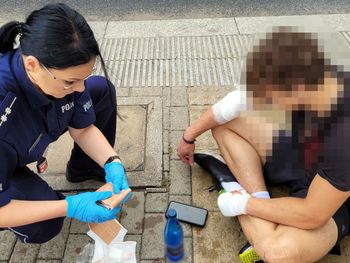 Olsztyn: Wypadek na rowerze. 18-latkowi pomogła pomogła policjantka i jej koleżanka