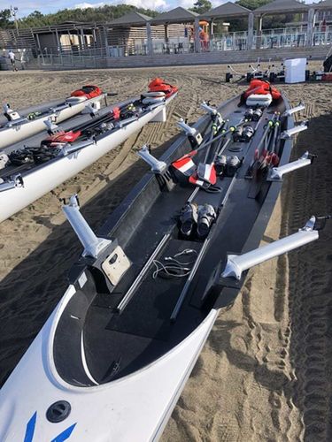 Łódki, w których w zawodach wioślarstwa morskiego startują czwórki ze sternikiem (fot. Maciej Zawojski, archiwum prywatne)