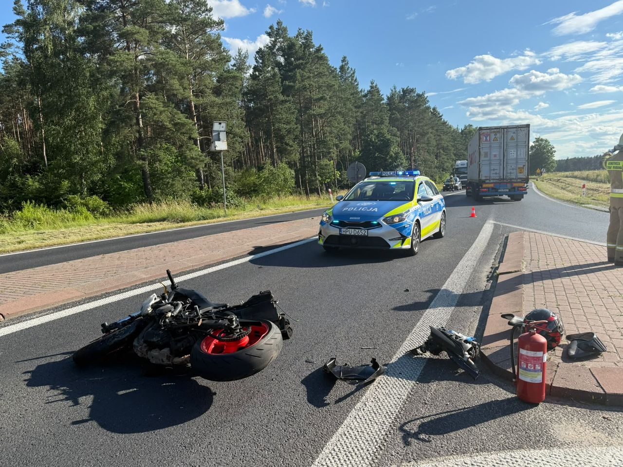 Wypadek na DK11 w Podgajach. Zderzenie osobówki z motocyklem