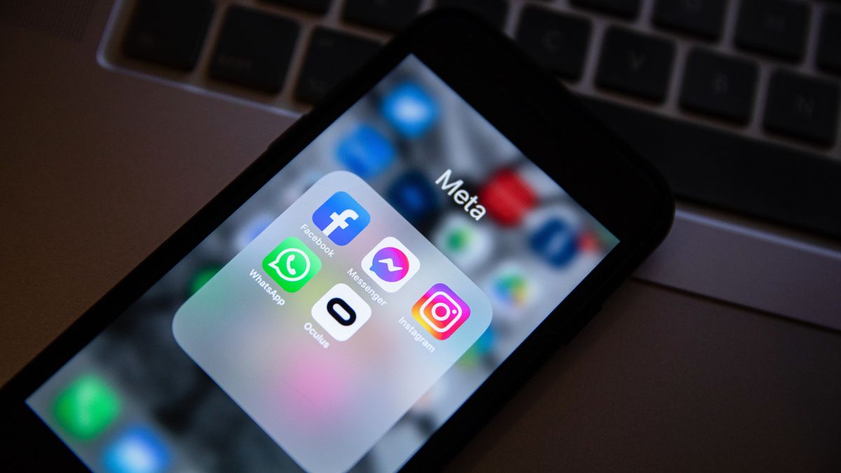 TURKEY - 2022/07/28: In this photo illustration, the app icons of Facebook, Messenger, Instagram, WhatsApp, and Oculus VR are displayed on a smartphone screen with a Meta logo in the background. (Photo Illustration by Onur Dogman/SOPA Images/LightRocket via Getty Images)