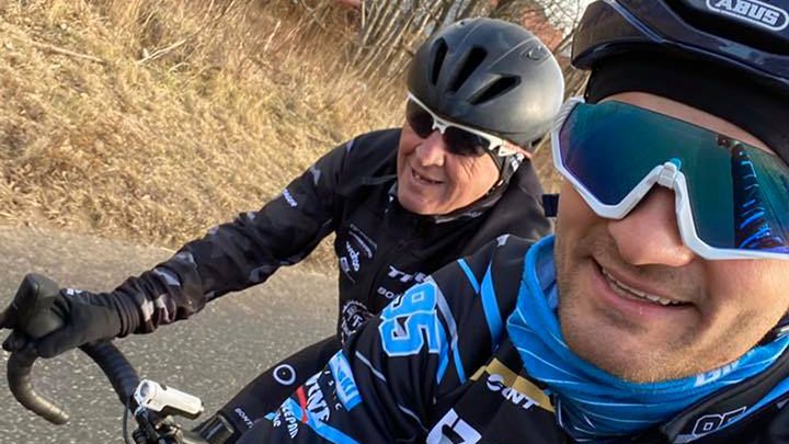 Zdjęcie okładkowe artykułu: Facebook / Bartosz Zmarzlik / Marek Cieślak i Bartosz Zmarzlik jadą na rowerach.