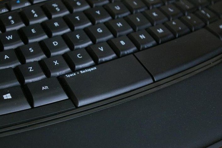 KeySweeper: wygląda jak ładowarka USB, ale podsłuchuje bezprzewodowe klawiatury Microsoftu