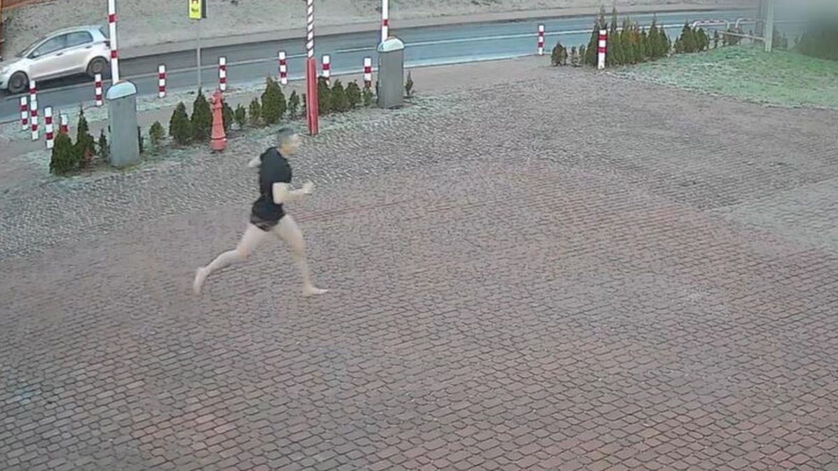 Półnagi strażak pobiegł do remizy