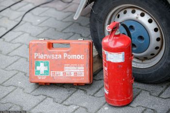 Obowiązkowa apteczka w aucie jeszcze nie teraz. Na zmianę poczekamy