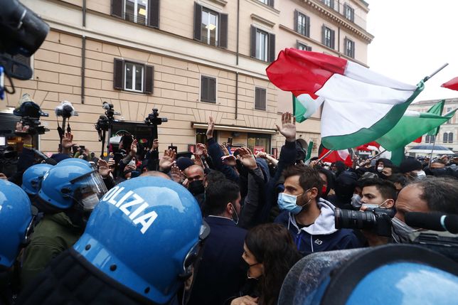 Protest przeciwko restrykcjom w Rzymie