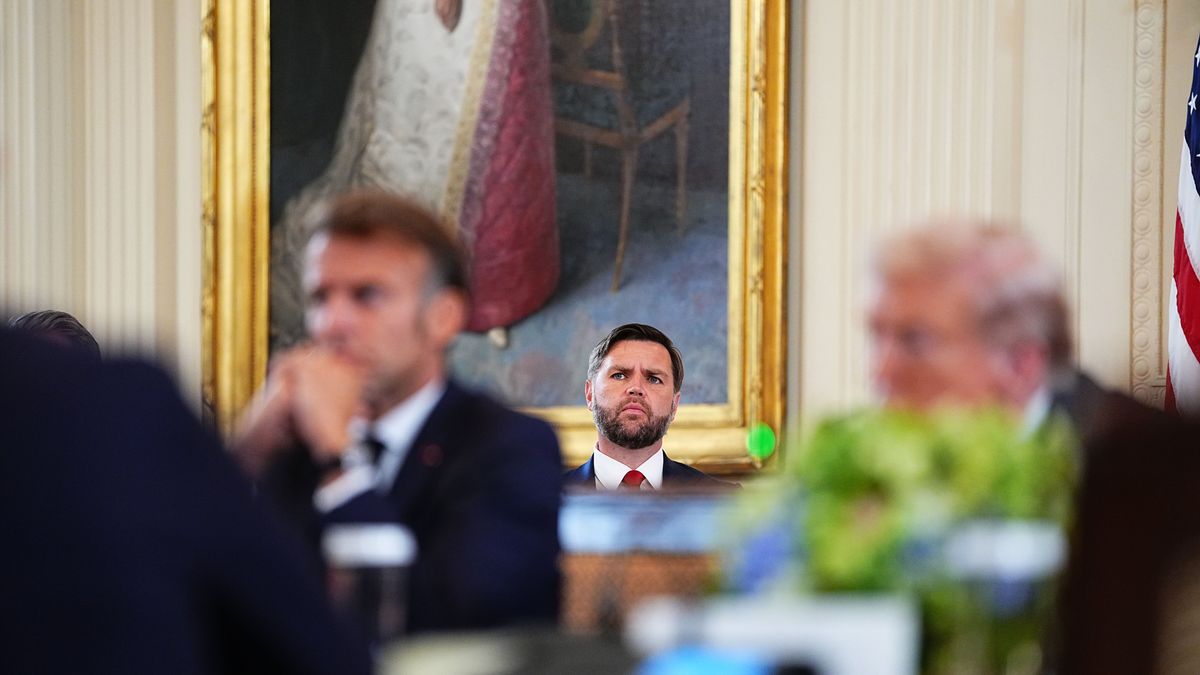 United States Vice President JD Vance looks on during a Multilateral Meeting with European Leaders in the East Room of the White House in Washington, DC, USA, 18 August 2025. European Leaders are at the White House in support of President Zelenskyy following President Trump?s meeting with President Vladimir Putin of Russia in Anchorage, Alaska, USA, on August 15, 2025. EPA/AARON SCHWARTZ / POOL Dostawca: PAP/EPA.