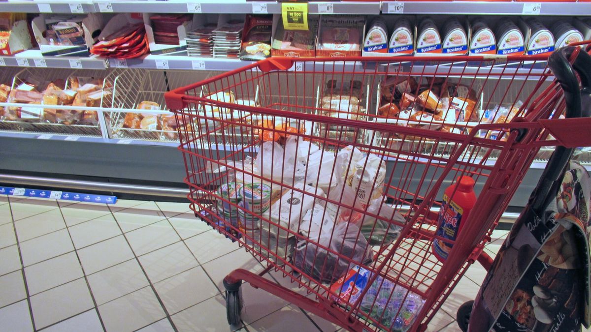 Stock MaBaPHOTO: ZOFIA I MAREK BAZAK / EAST NEWS Warszawa N/z zakupy w hipermarkecie Carrefour, wozek zakupowy z artykulami spozywczymi, stoisko z wedlinamiZOFIA BAZAK