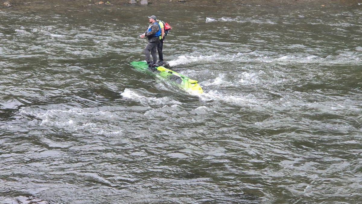 Turyści oczekiwali na pomoc stojąc na kamieniu 