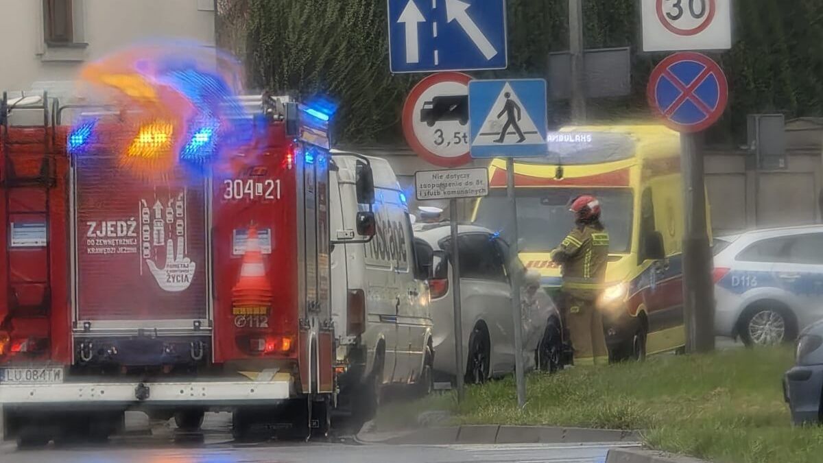 Zderzenie busa z chryslerem na rondzie Mohyły